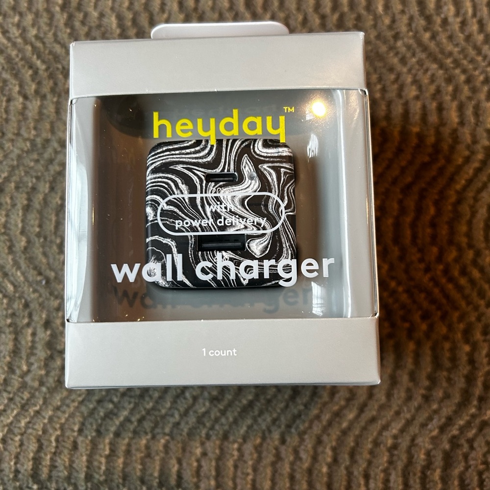 New Heyday Black and White Wall Charger